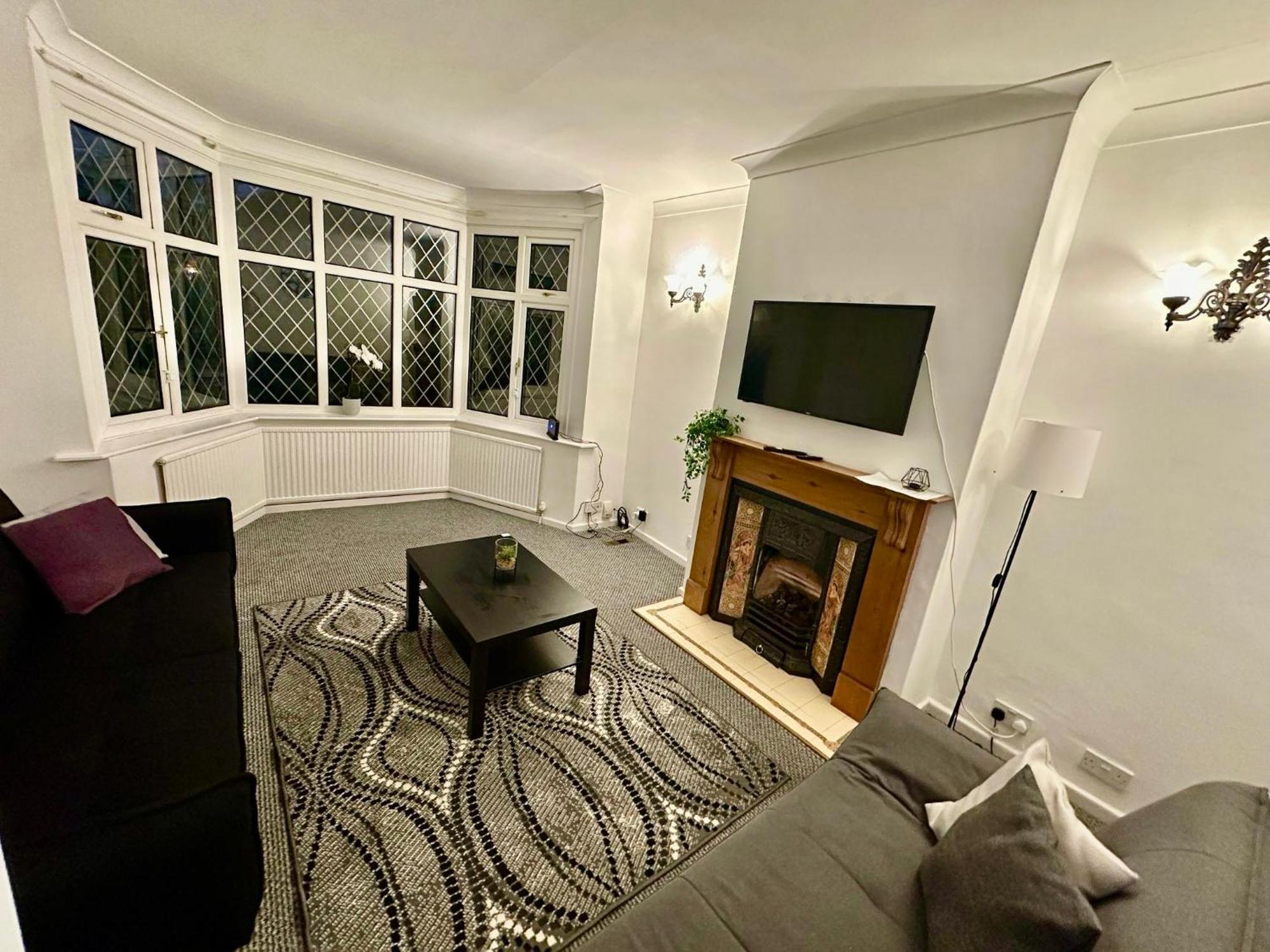 Spacious 4 Bed Home Near Nec, Jlr & Airport Parking For 3 Cars Ideal For Contractors! Солігалл Екстер'єр фото